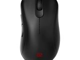 un gros plan d'une souris d'ordinateur sur fond blanc