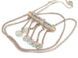 une photo d'un collier en argent orné de pierres turquoise sur une chaîne