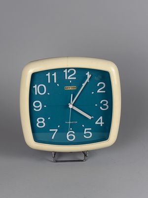 RHYTHM. Horloge murale en plastique blanc et bleu canard, ma…