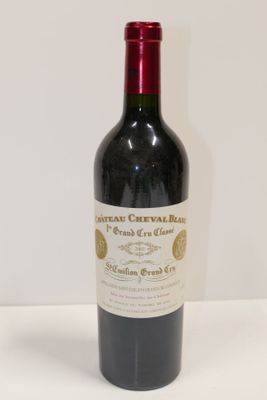 une bouteille de vin posée sur une table
