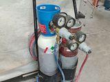 une photo d'une borne d'incendie sur laquelle est posé un seau bleu