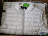 un gilet blanc posé dans une boîte sur laquelle est accrochée une étiquette