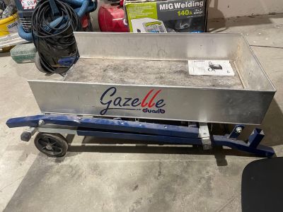 un chariot sur lequel est accrochée une pancarte indiquant « Gazelle Life »