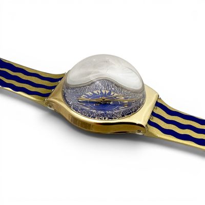 une image représentant une montre avec un bracelet bleu et doré