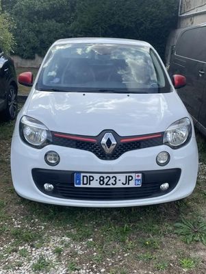l'avant d'une voiture blanche garée à côté d'une voiture noire
