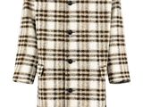 un gros plan sur un manteau porté par un mannequin, un mannequin, un mannequin, un mannequin, un mannequin, un mannequin, un mannequin, un mannequin