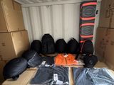 de nombreuses caisses de bagages à l'arrière d'un camion de déménagement