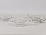trois bols en verre transparent posés sur une surface blanche