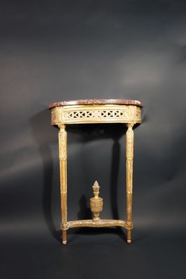 Petite console demi-lune en bois sculpté doré.