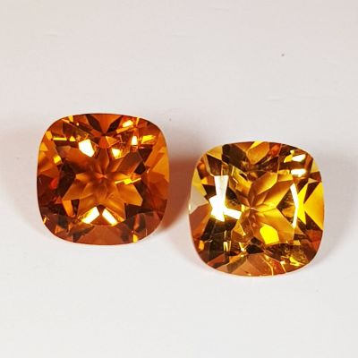 une paire de saphirs orange sur un fond blanc