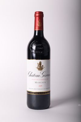 la bouteille de vin rouge est posée sur la table