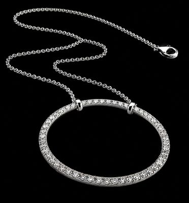 collier plaqué argent, de forme circulaire, muni d'une chaîne et d'un fermoir