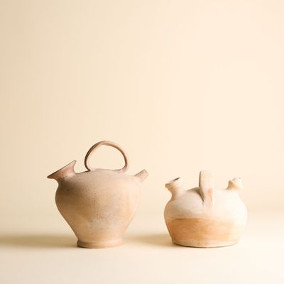 deux vases posés l'un à côté de l'autre sur une table