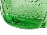 un verre vert sur lequel se sont formées des gouttelettes d'eau