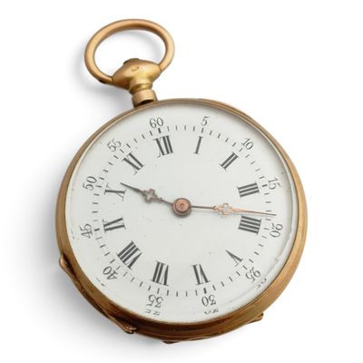 une montre de poche en or avec des chiffres romains sur le cadran