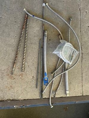 beaucoup d'outils qui traînent par terre