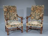 paire de fauteuils en noyer sculpté du XIXe siècle, avec assises rembourrées à motifs floraux