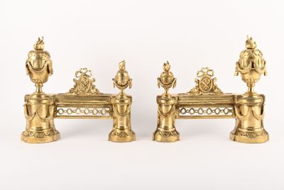 deux vases dorés et un banc sur fond blanc