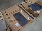 de nombreux cartons posés sur des palettes au sol