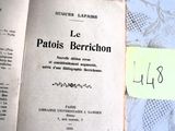 un livre ouvert sur une table, avec un mot accroché dessus