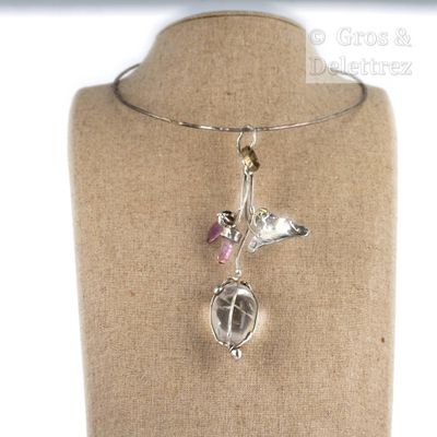 un collier orné d'un chien et d'une balle