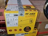 une pile de boîtes empilées les unes sur les autres