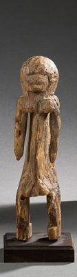 statue d'un homme coiffé d'un chapeau, posée sur un socle en bois