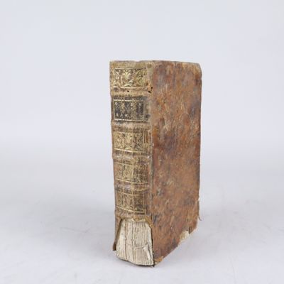 un vieux livre posé sur une surface blanche
