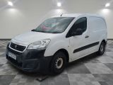 la camionnette blanche est garée sur le sol en damier d'une pièce