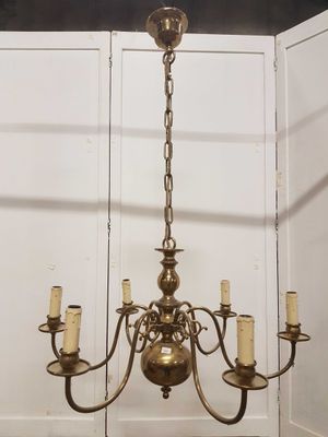 un lustre ancien en laiton à cinq branches et cinq bougies