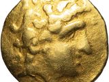 gros plan d'une pièce d'or sur fond blanc