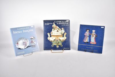 trois livres sont posés les uns à côté des autres sur une surface blanche
