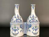 deux vases posés sur une table