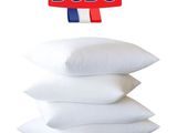 trois oreillers empilés les uns sur les autres, avec un logo au-dessus