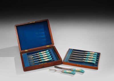 une photo d'un ensemble de six couteaux dans un coffret en bois