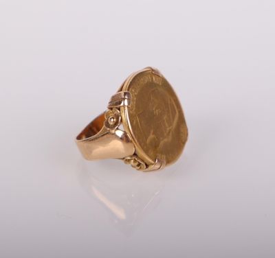 une bague en or avec une pièce au milieu