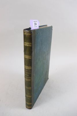 un livre bleu sur lequel est accrochée une étiquette violette