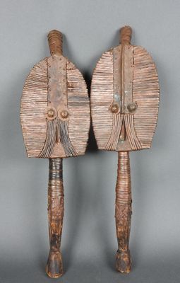 paire d'éventails africains en bois sculpté avec des manches