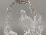 figurine en cristal représentant un aigle perché sur un rocher