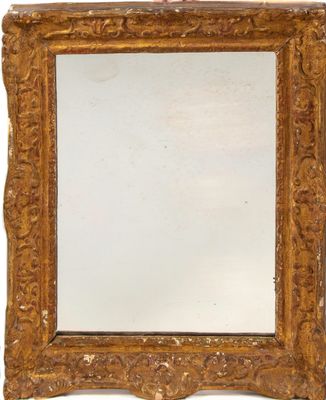 une image représentant un miroir à cadre doré posé sur un mur blanc