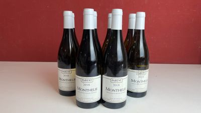 six bouteilles de vin sont alignées sur une table