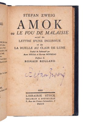 un livre ouvert dont la couverture porte un titre écrit à la main