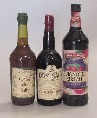 trois bouteilles d'alcool sont alignées sur une surface blanche
