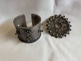 paire de bracelets manchette anciens en argent, ornés d'un motif floral
