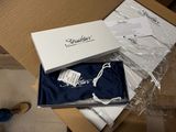 une boîte contenant une paire de chaussures
