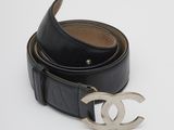 Ceinture Chanel en cuir noir avec boucle CC argentée