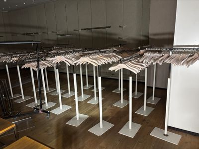 une pièce où sont suspendus de nombreux vêtements sur un portant