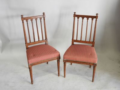 deux chaises en bois avec un revêtement rouge, un revêtement rouge, un revêtement rouge, un revêtement rouge, un revêtement rouge, un revêtement rouge, un revêtement rouge, un revêtement rouge, un revêtement rouge