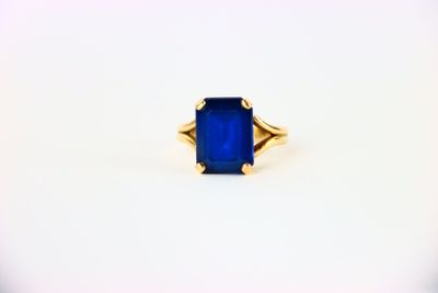 Gros plan sur une bague contenant une pierre bleue
