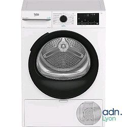 un sèche-linge blanc posé sur un autre sèche-linge, devant un fond blanc